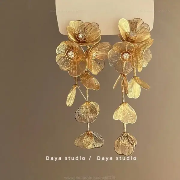 Retro Metal Zirconium Flower Earrings